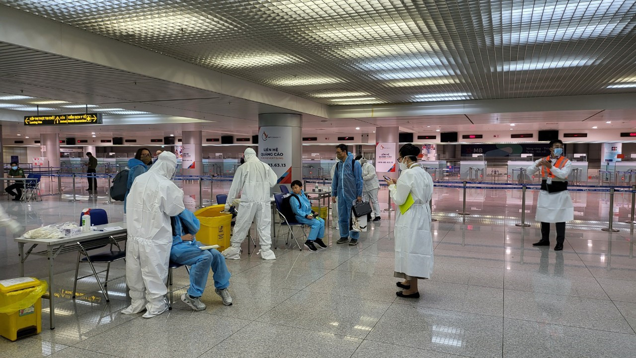 TP HCM tăng cường kiểm soát dịch bệnh tại sân bay.