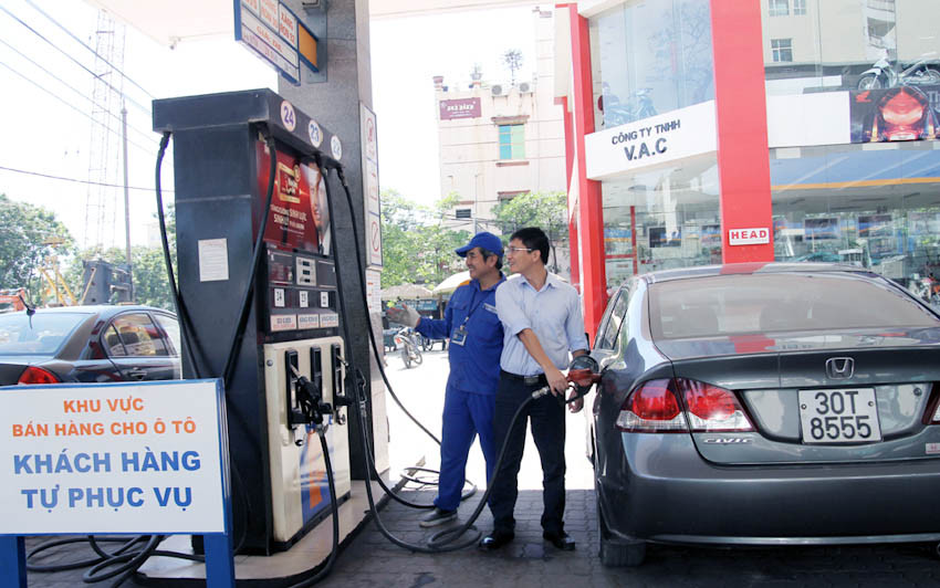 TP HCM kiểm tra các cửa hàng kinh doanh xăng dầu đảm bảo cung ứng ổn định cho thị trường.