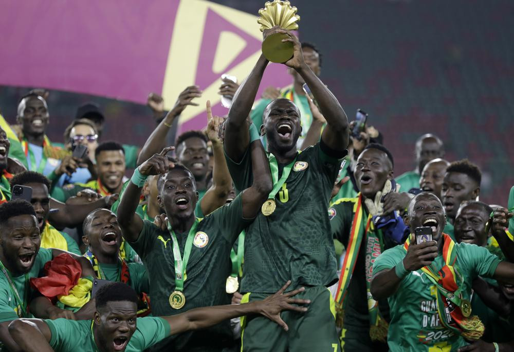 Các cầu thủ đội Senegal ăn mừng chiến thắng trong trận chung kết Cúp bóng đá châu Phi 2022 giữa Senegal và Ai Cập tại sân vận động Ahmadou Ahidjo ở Yaounde, Cameroon. Ảnh AP / Chủ nhật Alamba.