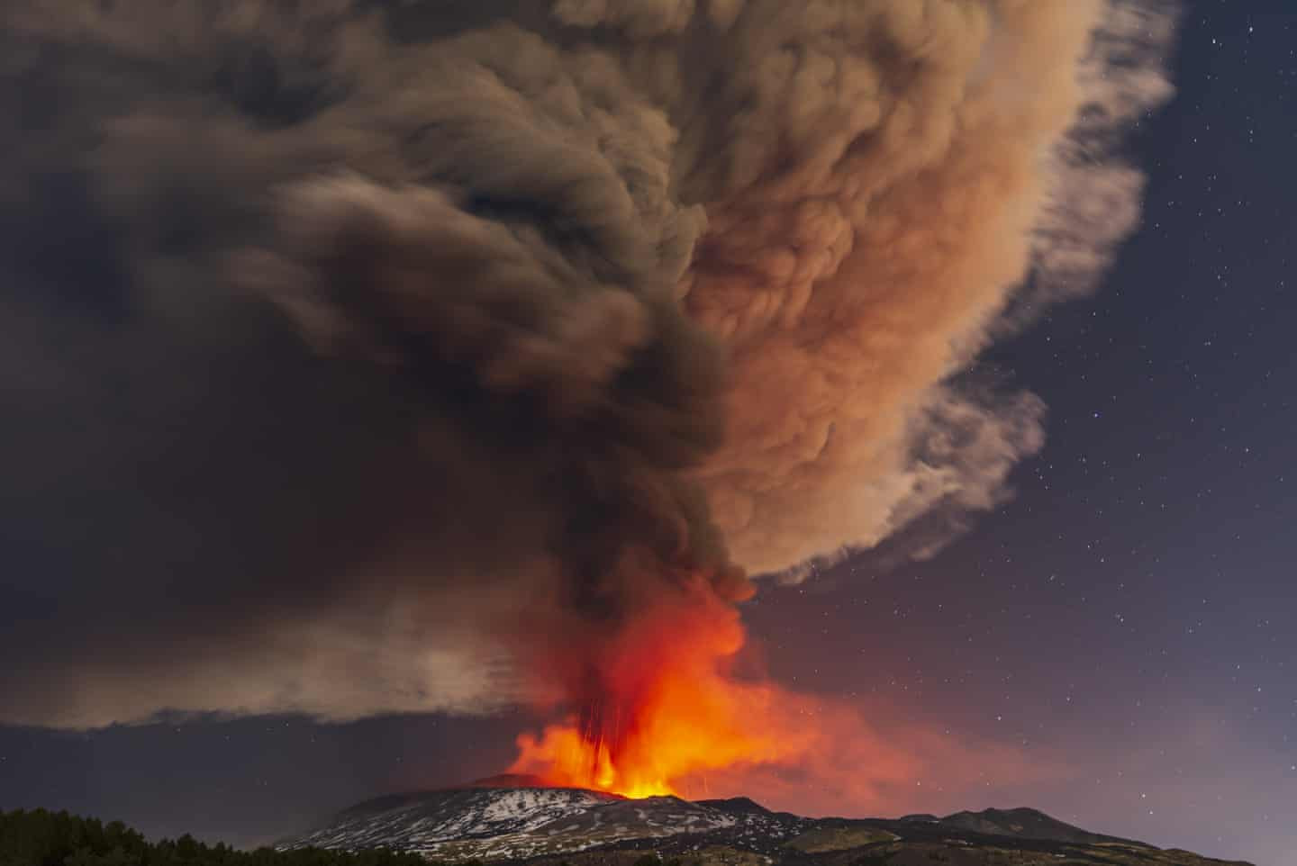Khói bốc lên cuồn cuộn từ núi lửa Mount Etna, từ khu vưc Nicolosi thuộc Sicily, Italy. Ảnh: Salvatore Allegra / AP.