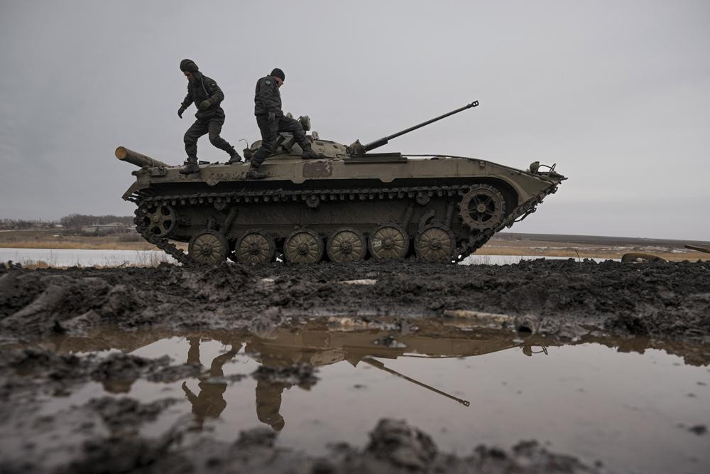 Các quân nhân Ukraine đi trên một chiếc xe chiến đấu bọc thép trong cuộc tập trận tại khu vực do Lực lượng Liên hợp kiểm soát ở vùng Donetsk, miền Đông Ukraine. Ảnh AP / Vadim Ghirda.