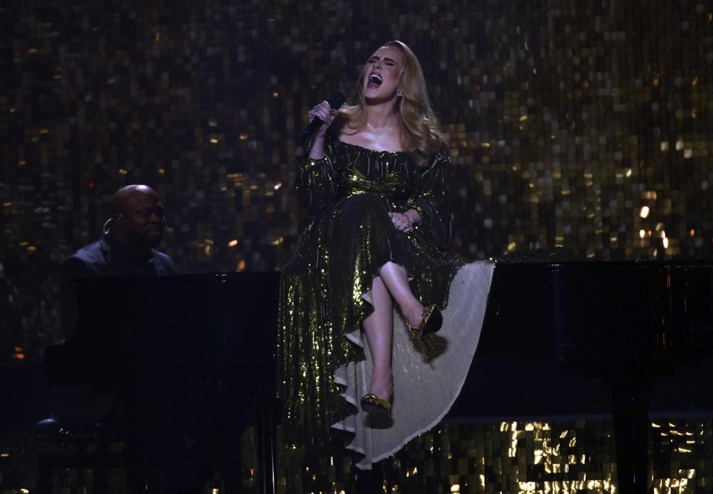 Adele biểu diễn trên sân khấu tại Lễ trao giải Brit 2022 ở London. Ảnh: Joel C Ryan / Invision / AP.