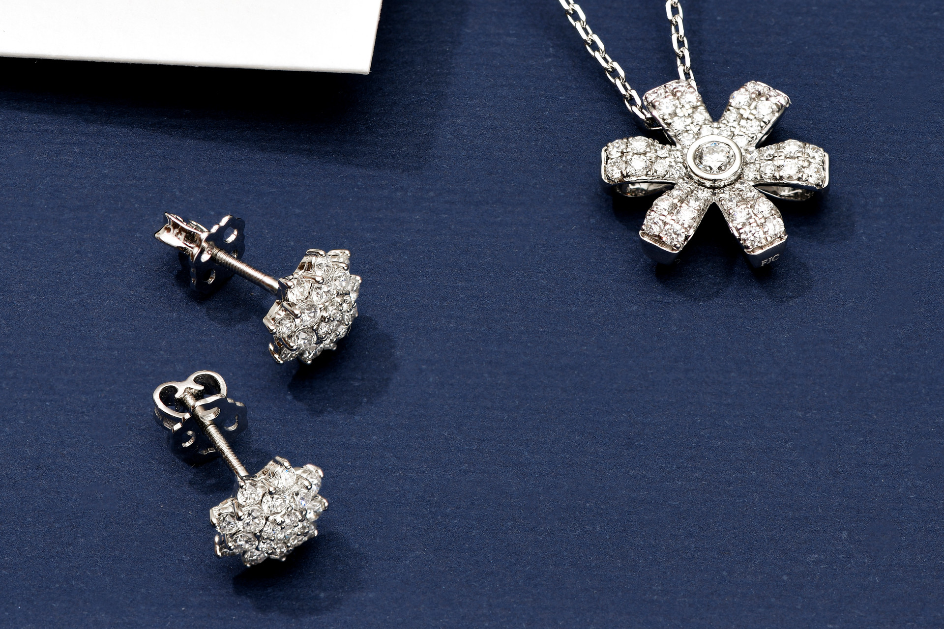Hoa tai và dây chuyền kim cương thuộc bộ sản phẩm FJC Valentine 2022.
