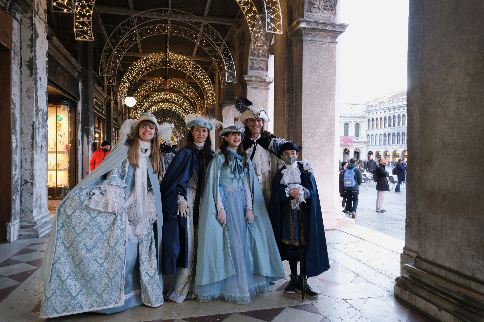 Người dân trong những bộ đồ hóa trang lộng lẫy tham gia Venice Carnival ở thành phố Venice, Italy. Ảnh: Reuters.