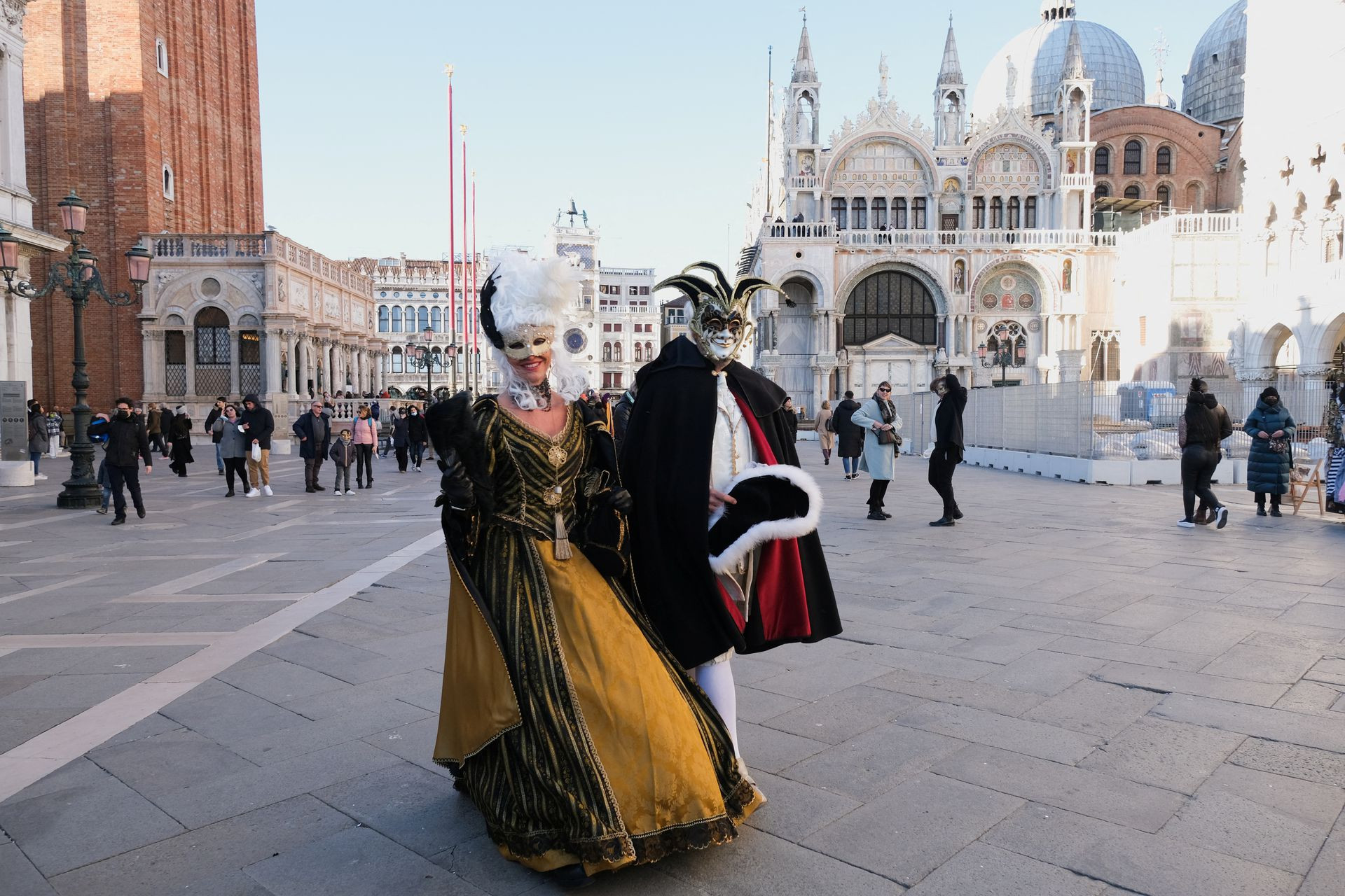 Người dân trong những bộ đồ hóa trang lộng lẫy tham gia Venice Carnival ở thành phố Venice, Italy. Ảnh: Reuters.