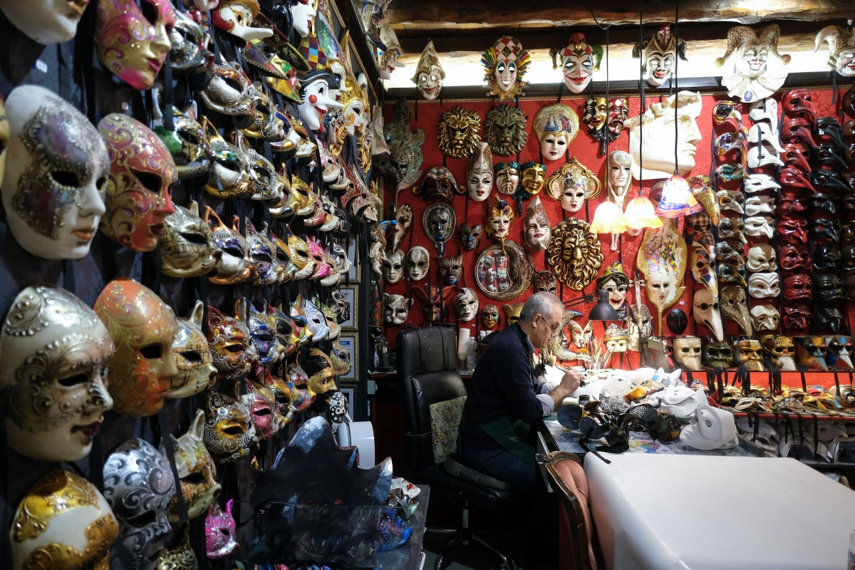 Cửa hàng mặt nạ hóa trang lộng lẫy ở Venice, Italy. Ảnh: Reuters.