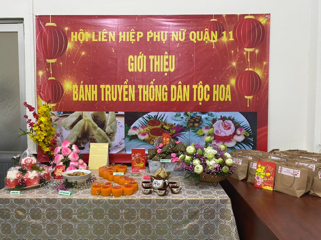 Một gian trưng bày giới thiệu bánh truyền thống dân tộc Hoa do Hội LHPN quận 11, TP HCM tổ chức tại Lễ hội Tết Nguyên tiêu 2022.