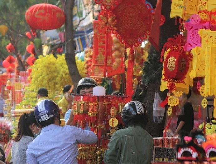 Các con phố người Hoa được trang hoàng lộng lẫy trong những ngày diễn ra lễ hội truyền thống Lễ hội Tết Nguyên tiêu.