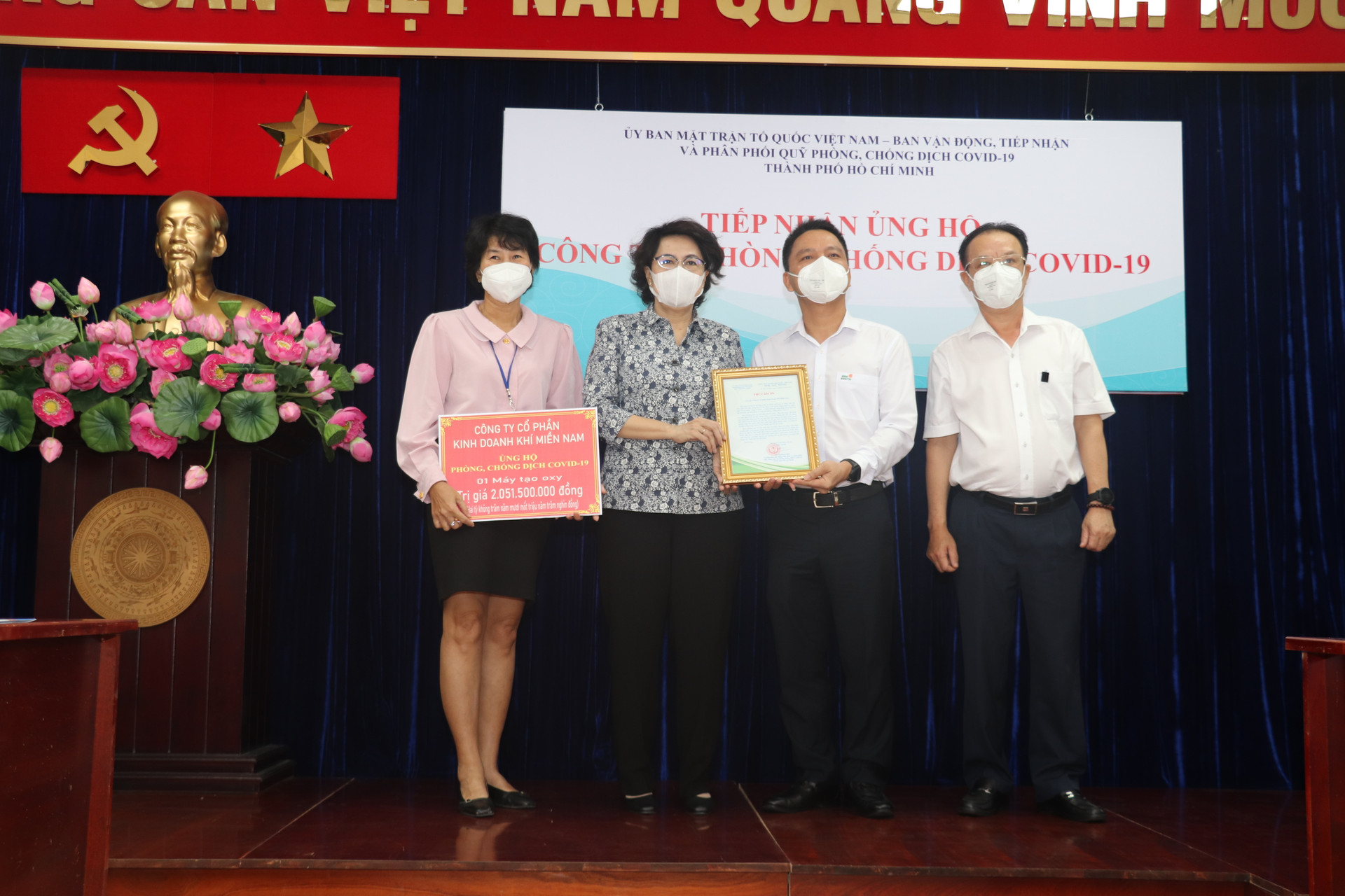 Bà Tô Thị Bích Châu, Chủ tịch Ủy ban MTTQVN TP HCM tiếp nhận máy tạo oxy cho doanh nghiệp tài trợ.