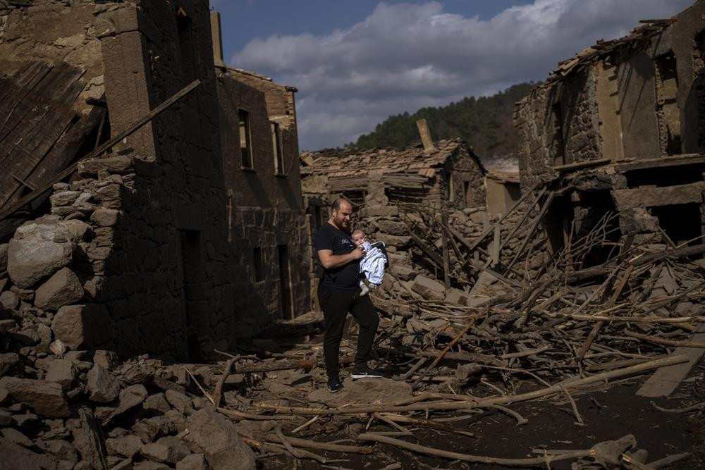 Mái của một ngôi nhà cổ bị nhấn chìm cách đây ba thập kỷ khi một đập thủy điện làm ngập thung lũng. Ảnh: AP.