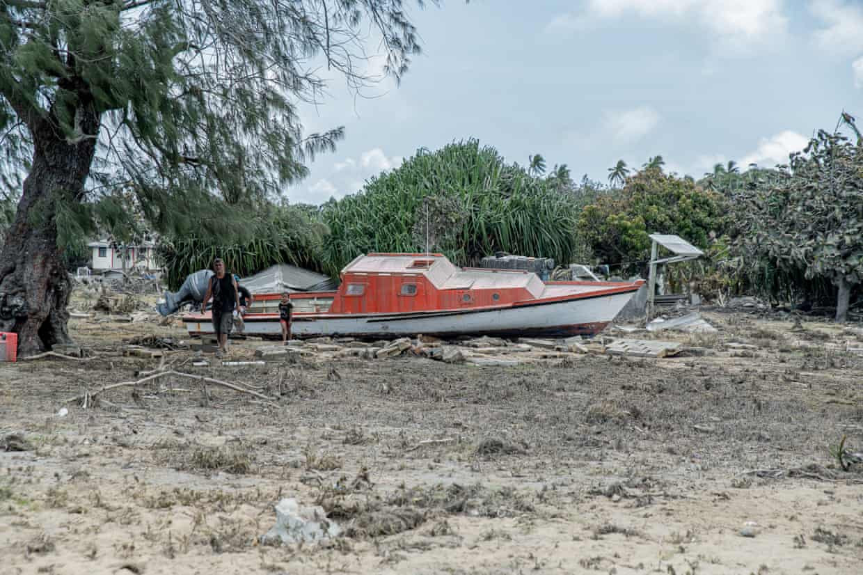 Một chiếc thuyền được tìm thấy cách bờ biển hơn 60 mét trên đảo Tungua. Ảnh: Leki Lao / The Guardian.