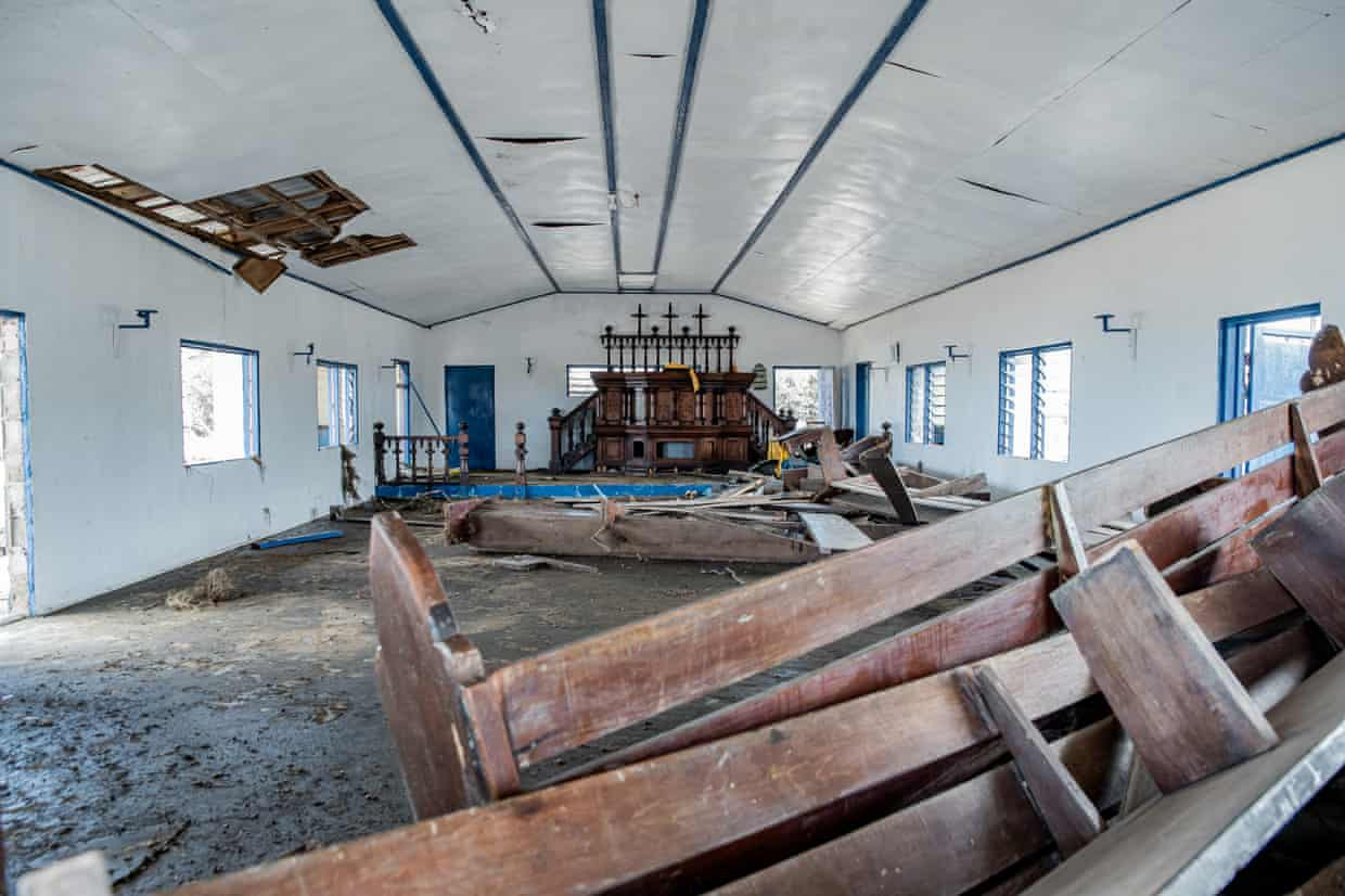 Sóng thần quét sạch những chiếc ghế và đồ trang trí tại Nhà thờ Tự do Weslyan trên đảo Tungua. Ảnh: Leki Lao / The Guardian.