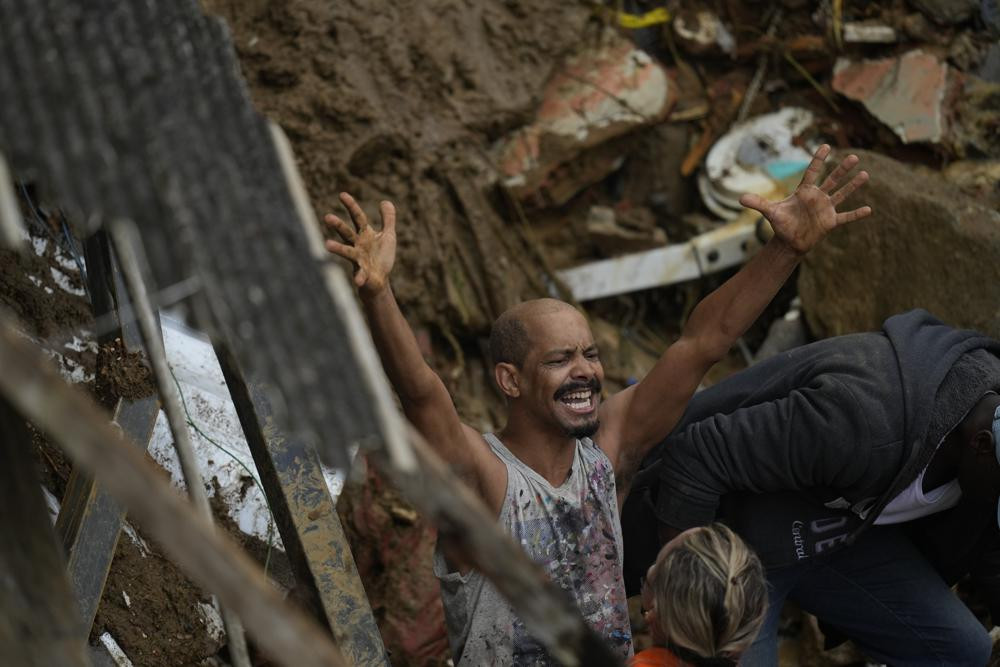 Một người đàn ông la hét trong quá trình tìm kiếm những người sống sót sau trận lở đất chết người ở Petropolis, Brazil. Ảnh: AP.