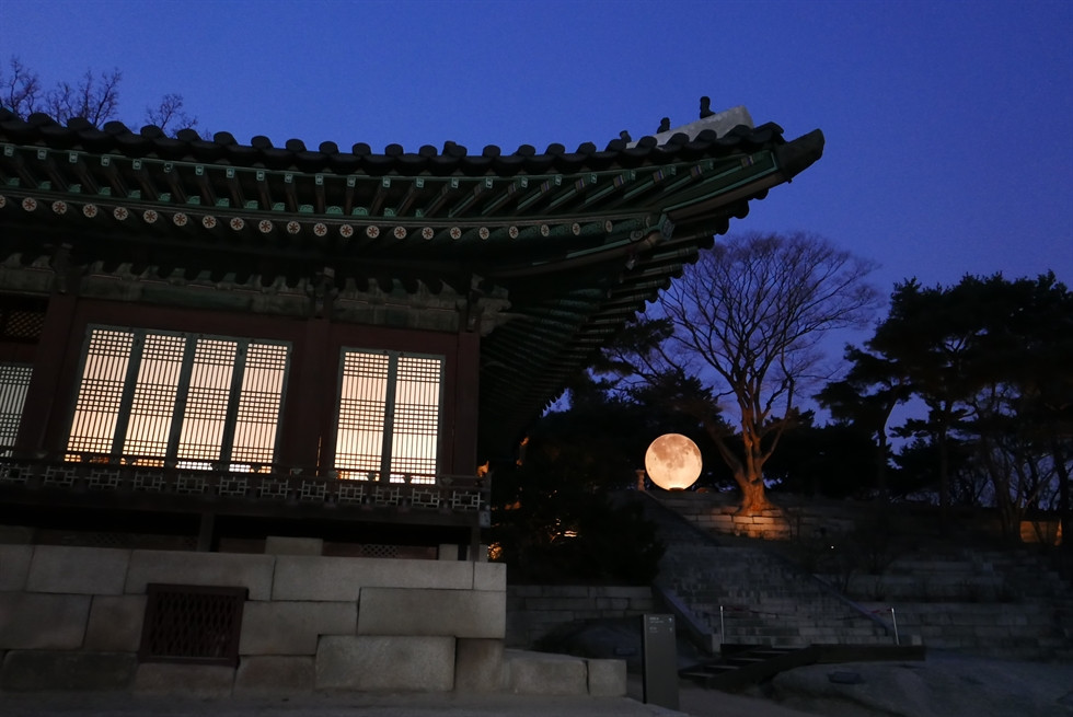 Một mặt trăng tròn khổng lồ được đặt tại Cung điện Changgyeong ở trung tâm thủ đô Seoul để kỷ niệm lễ ‘Jeongwol Daeboreum’. Ảnh: Korea Times.