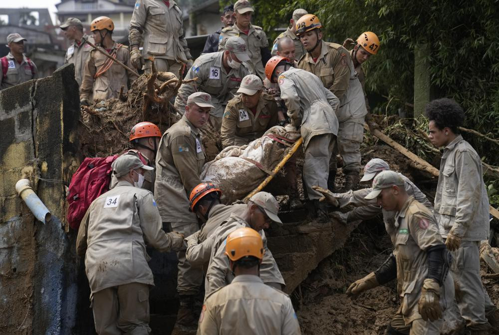 Người dân và tình nguyện viên dọn thi thể những nạn nhân thiệt mạng do lở đất ở Petropolis, Brazil. Ảnh: AP.