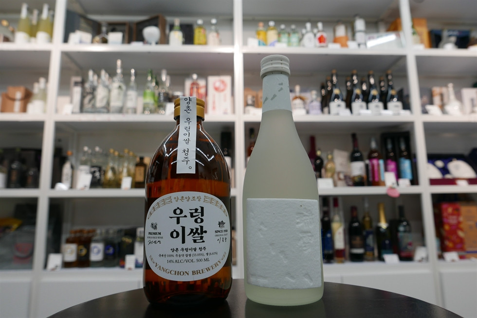 Những chai rượu gạo tinh luyện được trưng bày tại cửa hàng Soolsool, một cửa hàng đặc sản cung cấp các loại đồ uống truyền thống hảo hạng của Hàn Quốc ở Seoul. Ảnh: Korea Times.
