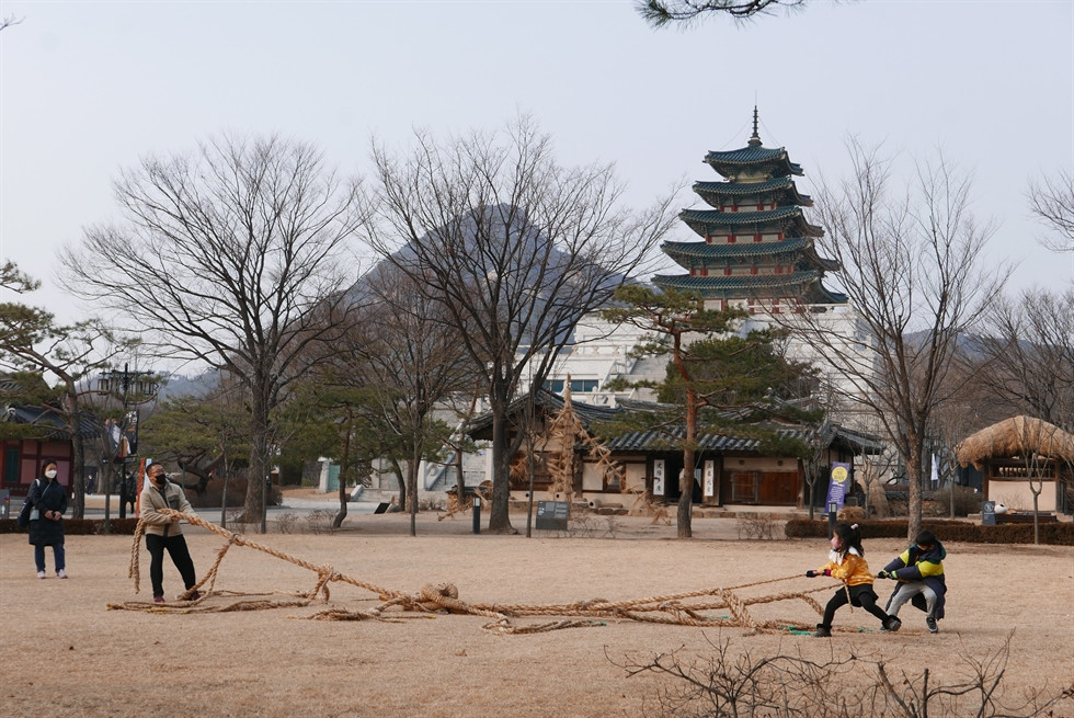Một gia đình chơi trò kéo co trên cánh đồng của Bảo tàng Dân gian Quốc gia Hàn Quốc ở Seoul để kỷ niệm lễ ‘Jeongwol Daeboreum’. Ảnh: Korea Times.