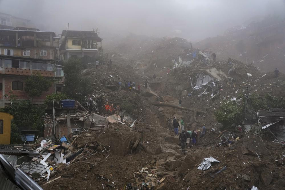 Các nhân viên cứu hộ và người dân tìm kiếm các nạn nhân trong một khu vực bị ảnh hưởng bởi lở đất ở Petropolis, Brazil. Ảnh: AP.
