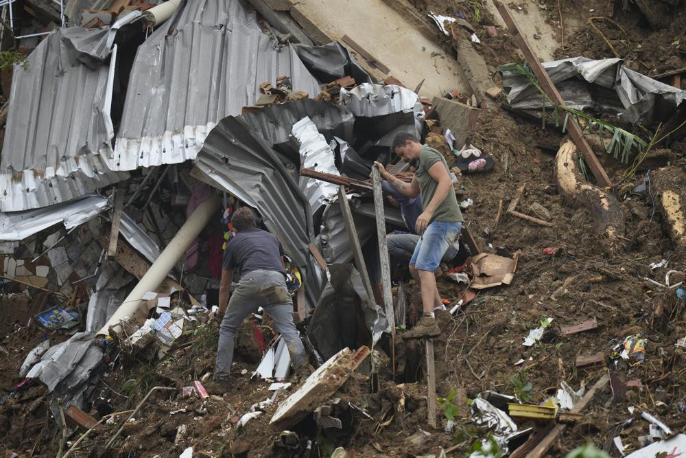 Người dân tìm kiếm các nạn nhân trong khu vực bị ảnh hưởng bởi lở đất ở Petropolis, Brazil. Ảnh: AP.