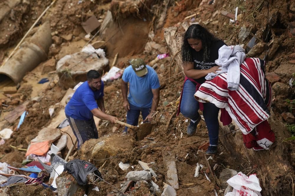 Người dân tìm kiếm các nạn nhân trong khu vực bị ảnh hưởng bởi lở đất ở Petropolis, Brazil. Ảnh: AP.
