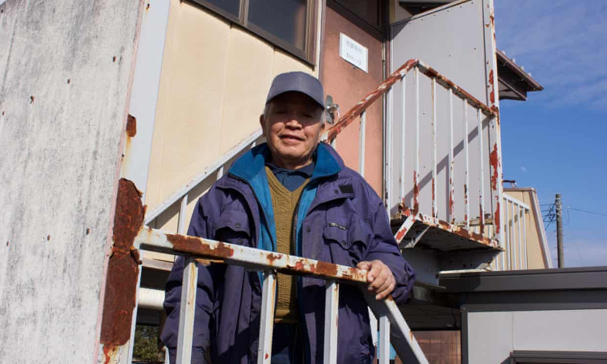 Ông Yasushi Hosozawa, một người đàn ông sống trong căn phòng nhỏ phía trên bãi đậu xe và một kho chứa đầy những chiếc cần câu yêu quý. Ảnh: The Guardian.