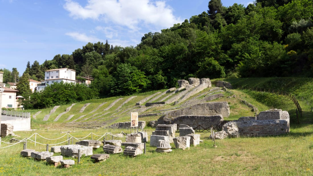  Phần còn lại của nhà hát La Mã, được làm bằng đá travertine. Ảnh: CNN.