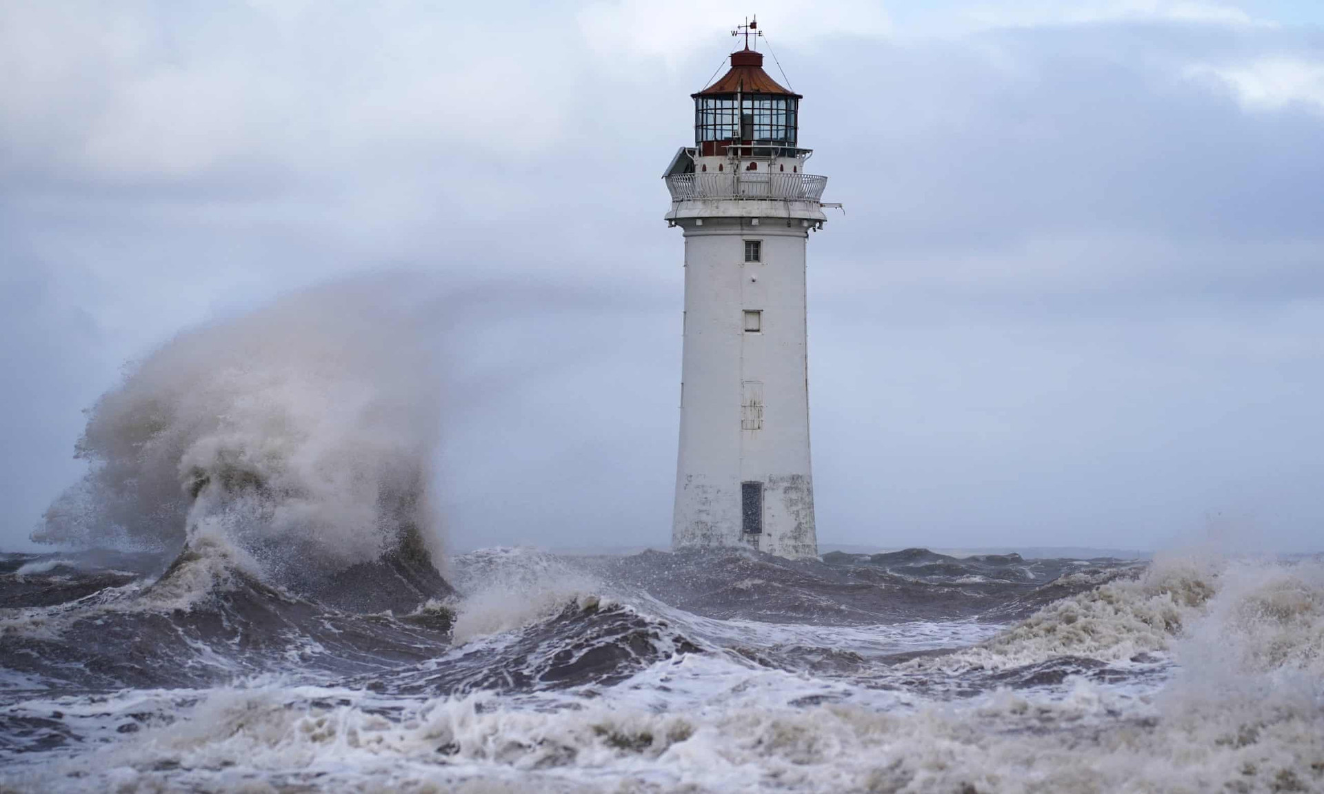Bão Eunice đập những cơn sóng lớn vào New Brighton, Merseyside. Ảnh: Peter Byrne / PA.