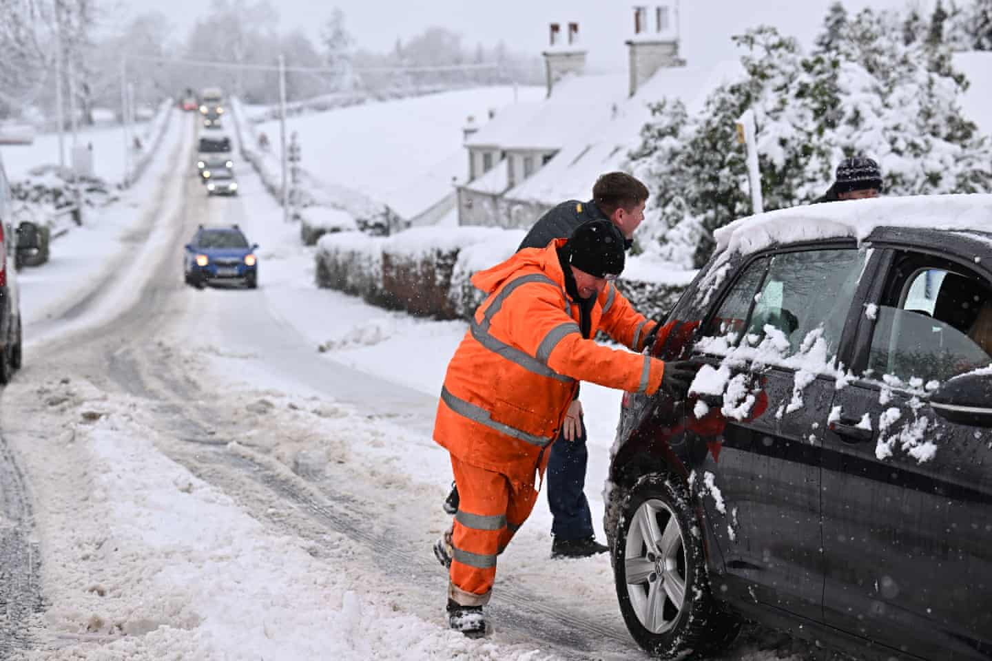 Người lái xe gặp nhiều khó khăn trong điều kiện tuyết rơi dày đặc. Ảnh: Jeff J Mitchell / Getty Images.
