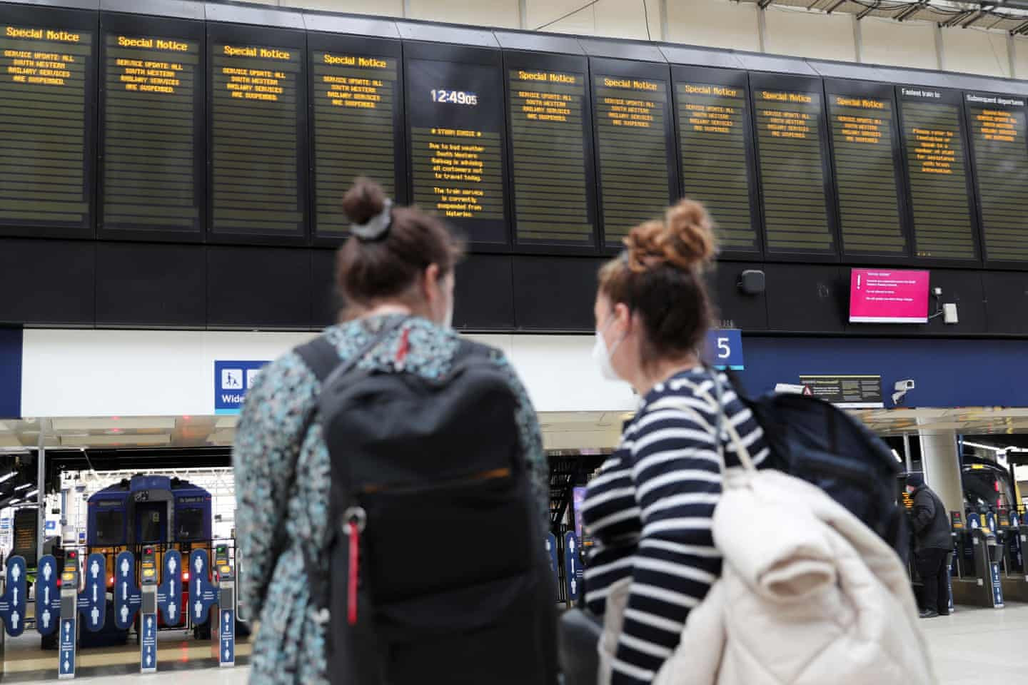 Nhiều chuyến tàu bị hoãn và hủy chuyến làm gián đoạn hành trình. Ảnh: May James / Reuters.