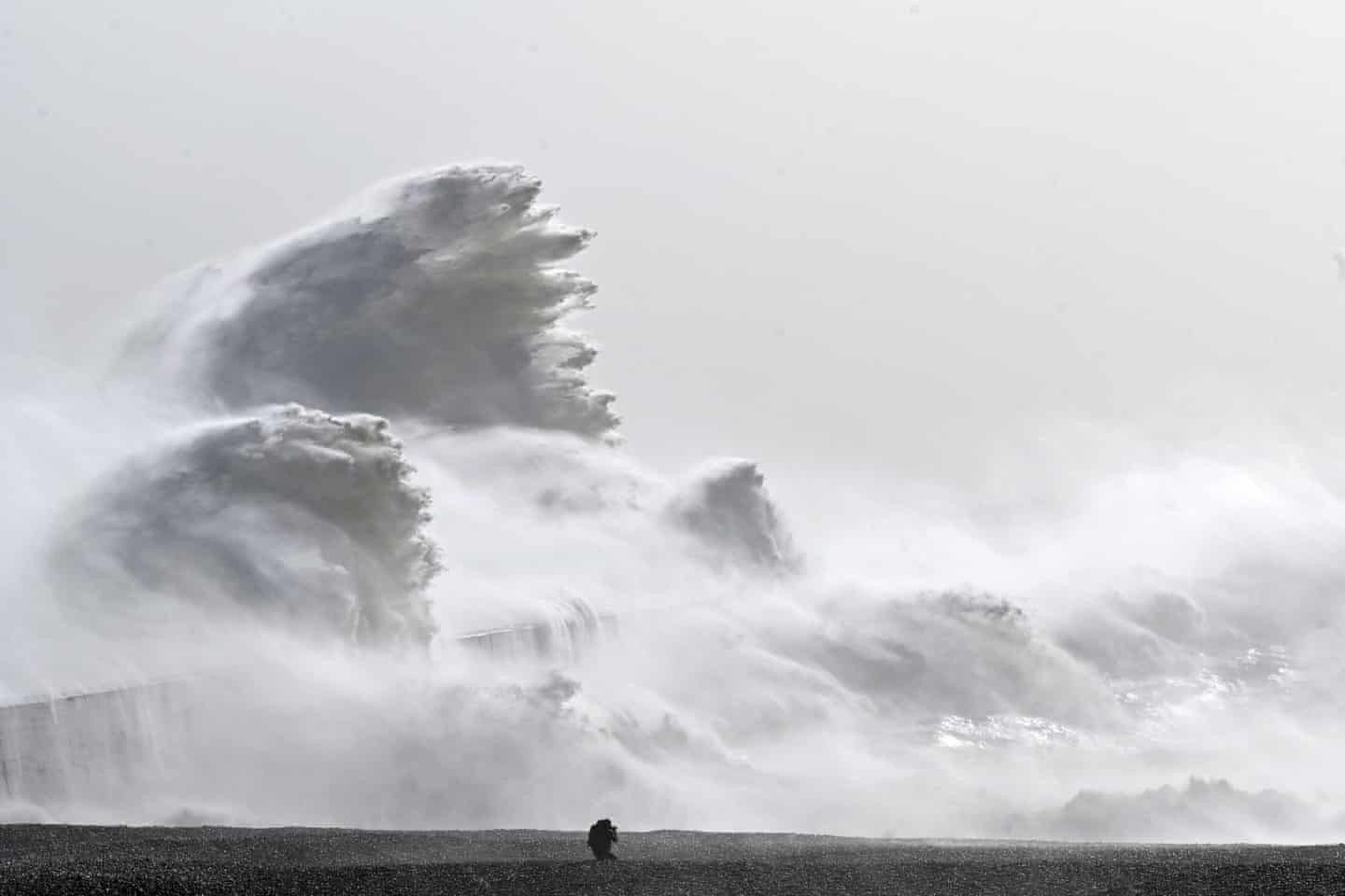 Những cơn sóng lớn tấn công bờ biển. Ảnh: Glyn Kirk / AFP / Getty Images.