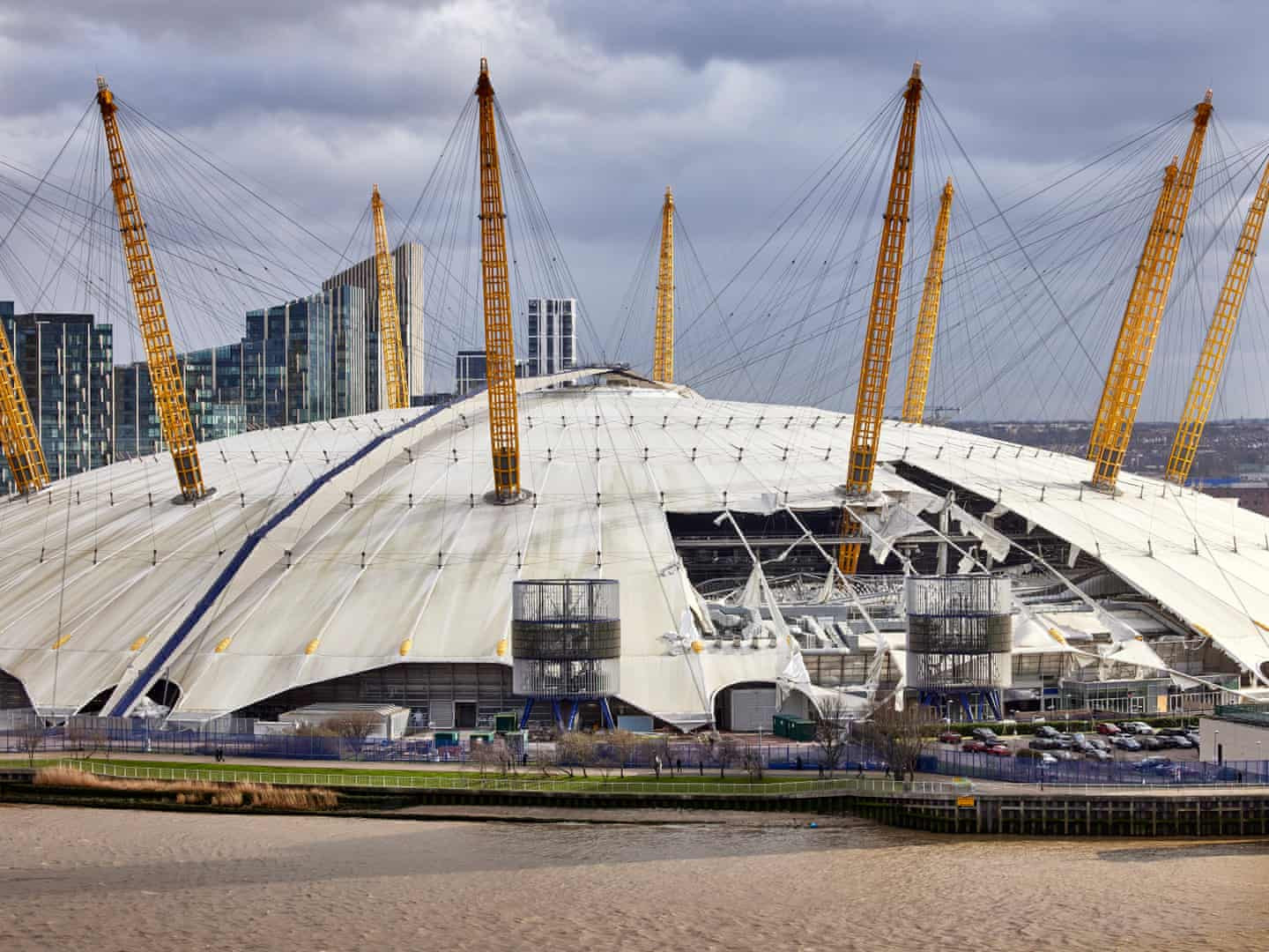 Bão làm hư hại mái của Nhà thi đấu O2, ở phía đông nam London. Ảnh: David Levene / The Guardian.
