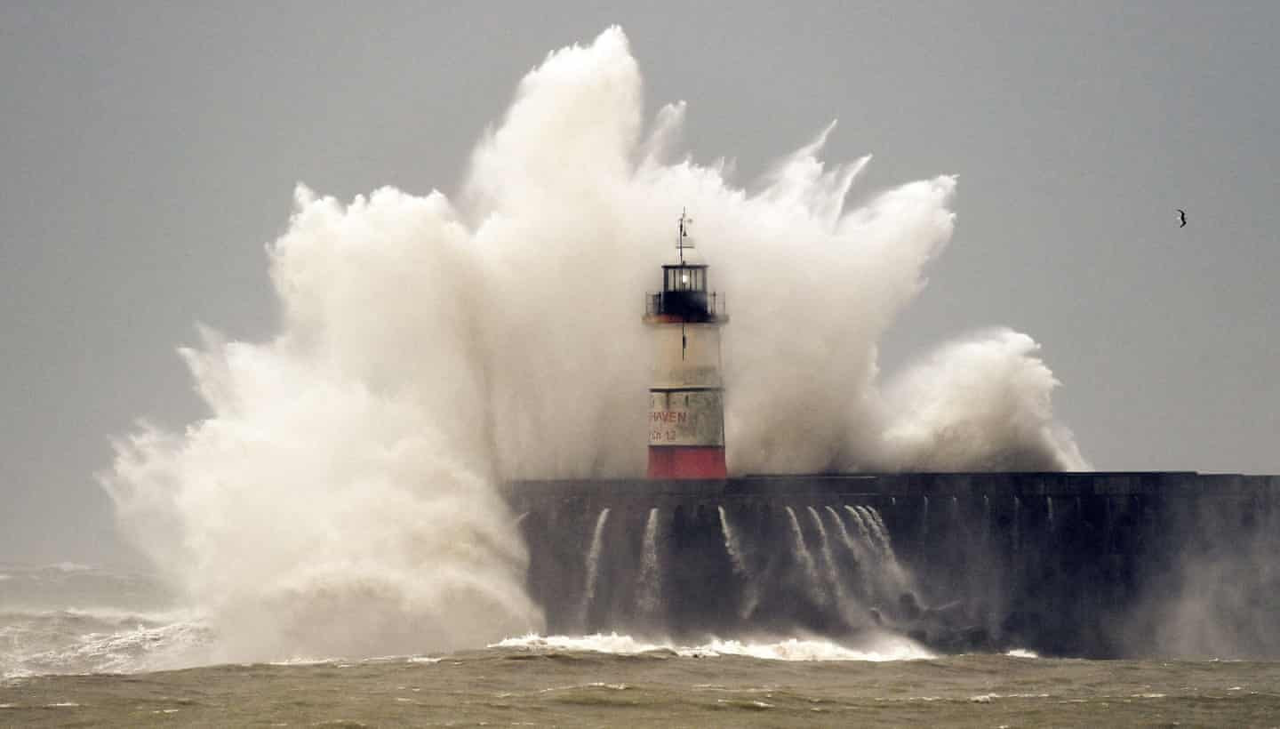 Sóng vồ lấy ngọn hải đăng và bức tường bến cảng. Ảnh: Glyn Kirk / AFP / Getty Images.