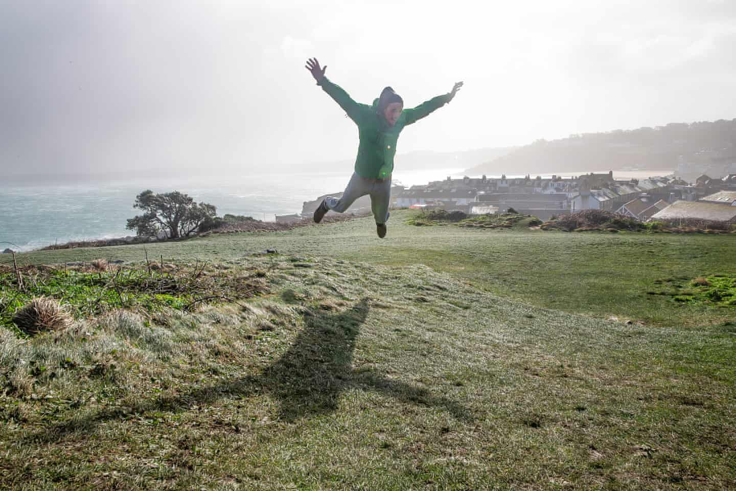 Một người qua đường phải đối mặt với gió mạnh ở St Ives, nơi gió giật lên tới 160 km / giờ. Ảnh: Jonny Weeks / The Guardian.