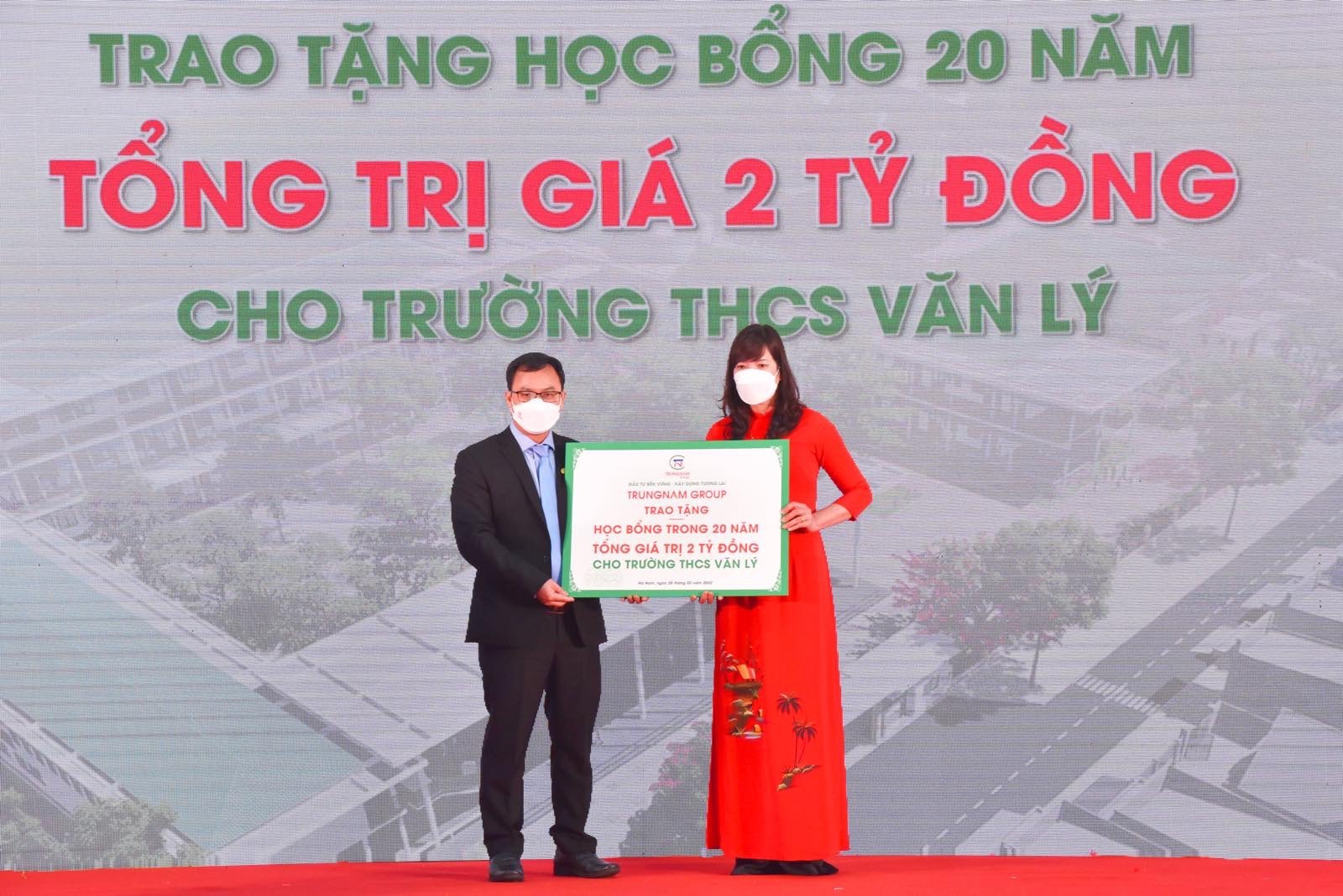 Tại buổi lễ, Trungnam Group đã trao tặng học bổng trị giá 2 tỷ đồng cho các em có hoàn cảnh khó khăn, vượt khó trong học tập.