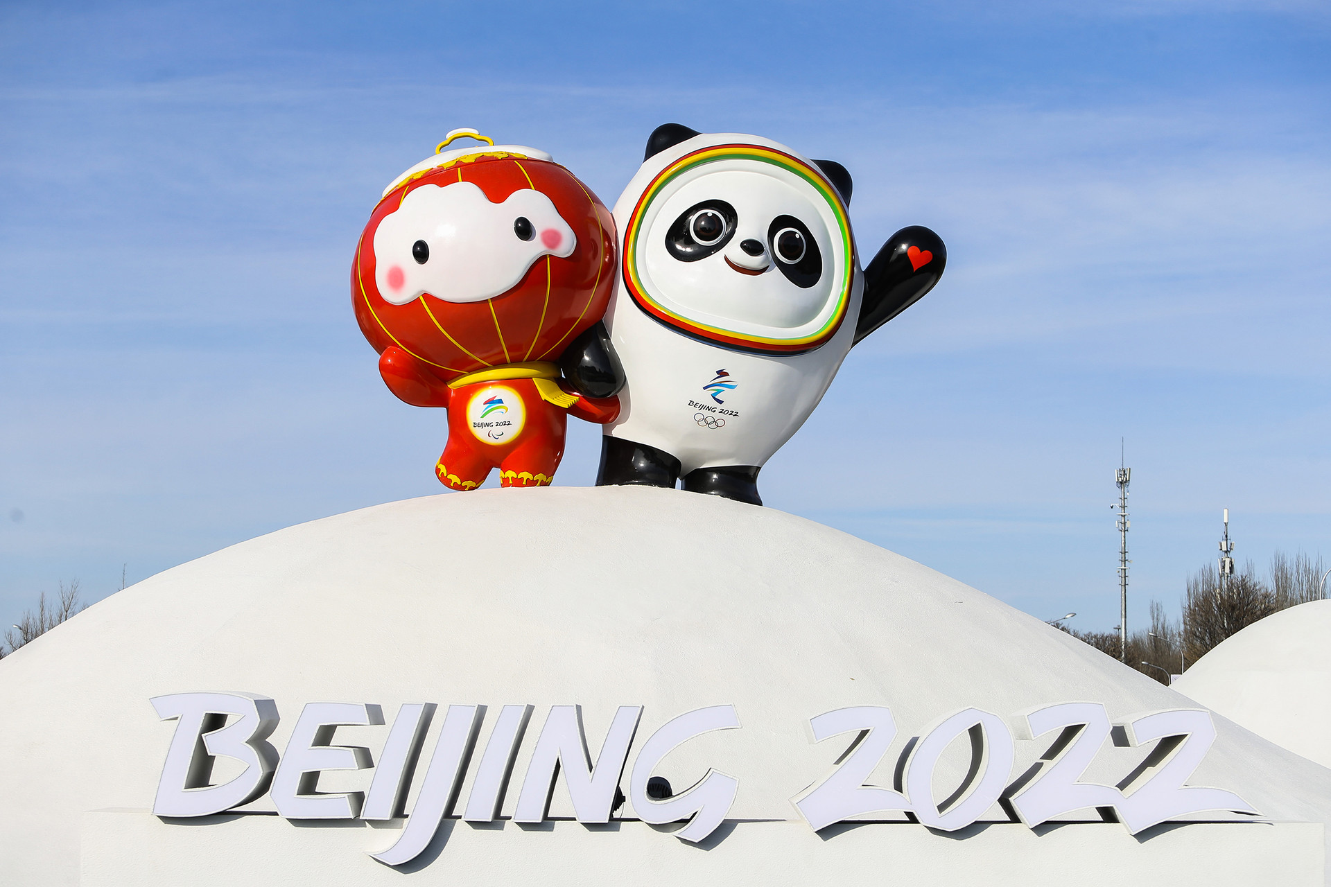 Linh vật gấu trúc Thế vận hội Olympic Bing Dwen Dwen cùng Shuey Rhon Rhon, linh vật của Thế vận hội Paralympic. Ảnh: Today Show.