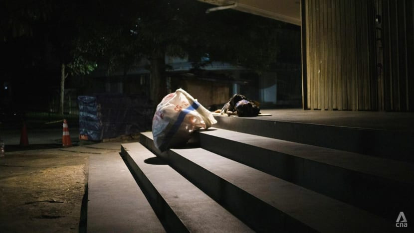 Một người đàn ông vô gia cư ngủ trước cửa hàng bách hóa đã đóng cửa trong một khu thương mại ở Jakarta, Indonesia. Ảnh: CNA.