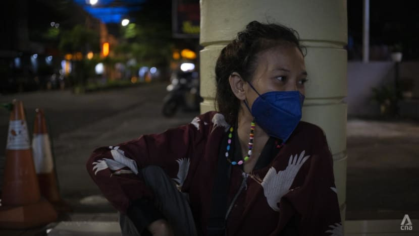 Tasya, một người hát rong trên đường phố Jakarta, Indonesia, bất đắc dĩ trở thành người vô gia cư. Ảnh: CNA.