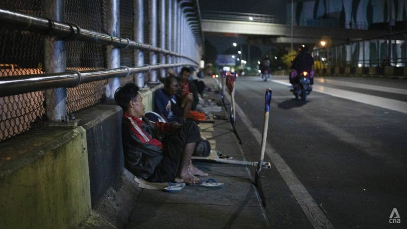 Các công nhân xây dựng đang ngủ trên một cây cầu vượt đông đúc ở Jakarta, Indonesia. Ảnh: CNA.