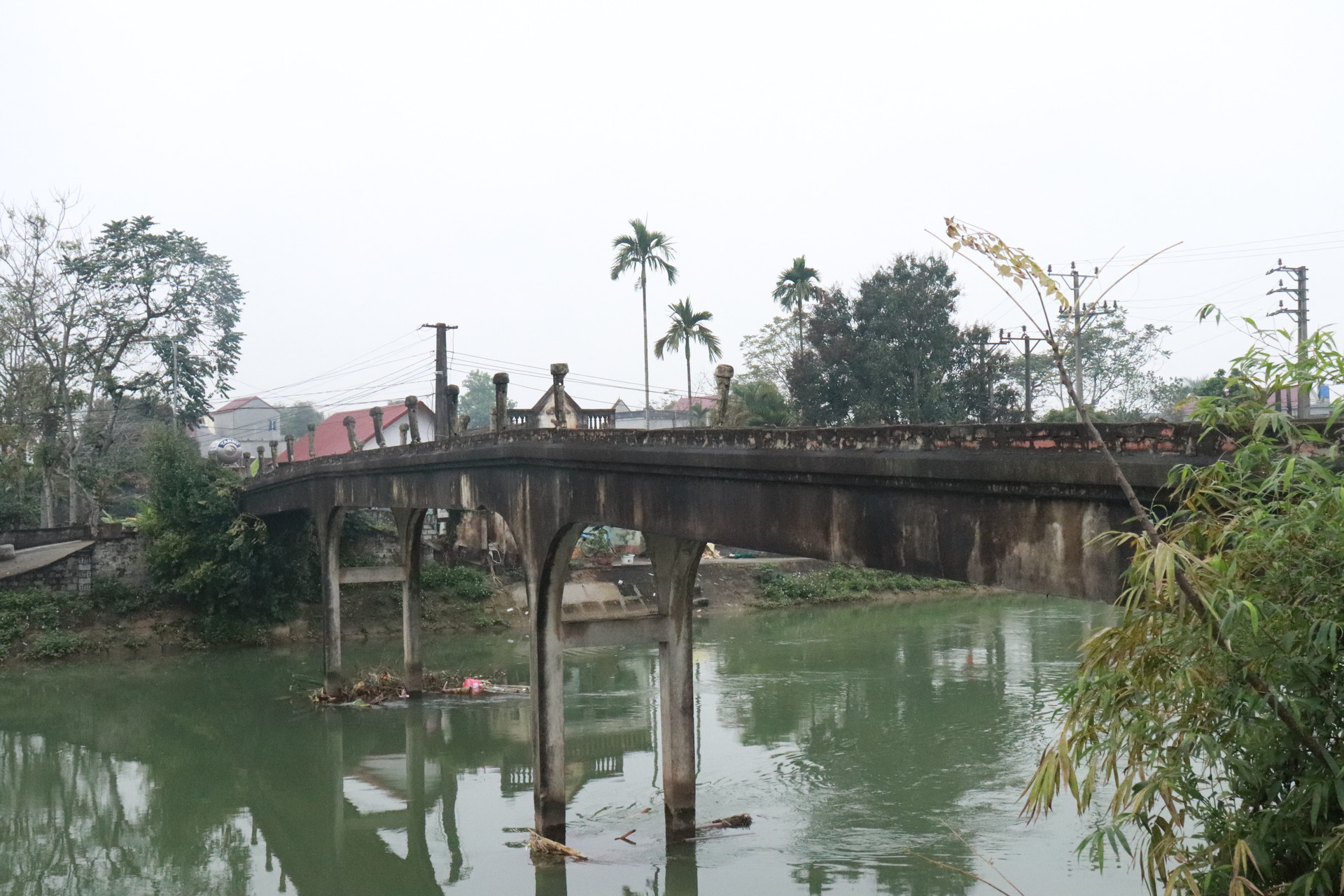 Theo lời người dân địa phương, cầu Quần Đội (xã Thọ Diên, huyện Thọ Xuân Thanh Hoá) có tuổi đời đã hơn 100 năm. Cầu này có chiều dài khoảng 40m, rộng khoảng 1m6, là điểm nối giữa hai xã Thọ Diên và Xuân Hưng.