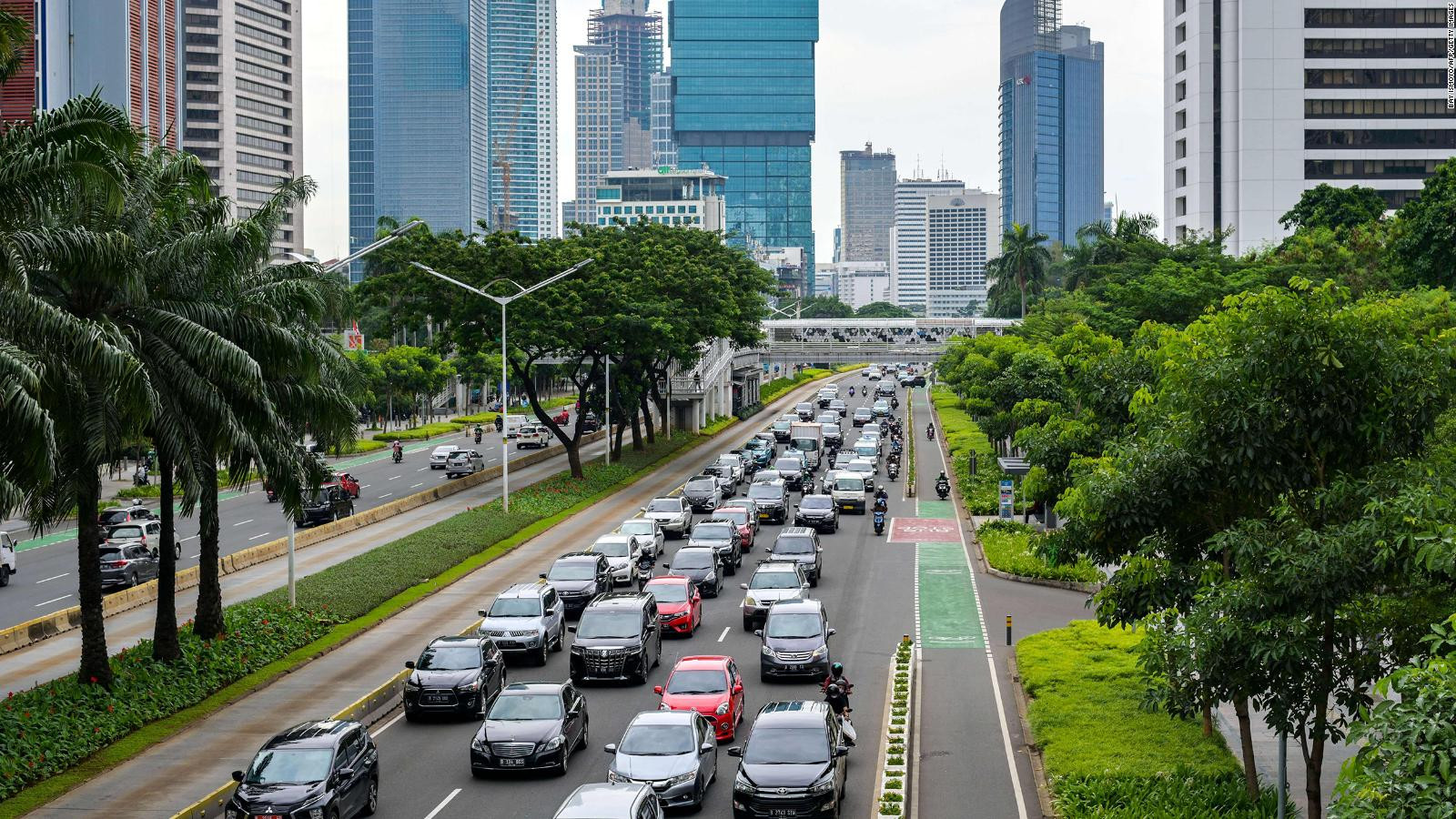 Xe cộ chen chúc trên một con đường chính dẫn ra Jakarta trong giờ cao điểm đầu giờ tối ngày 30/11/2021. Ảnh: CNN.