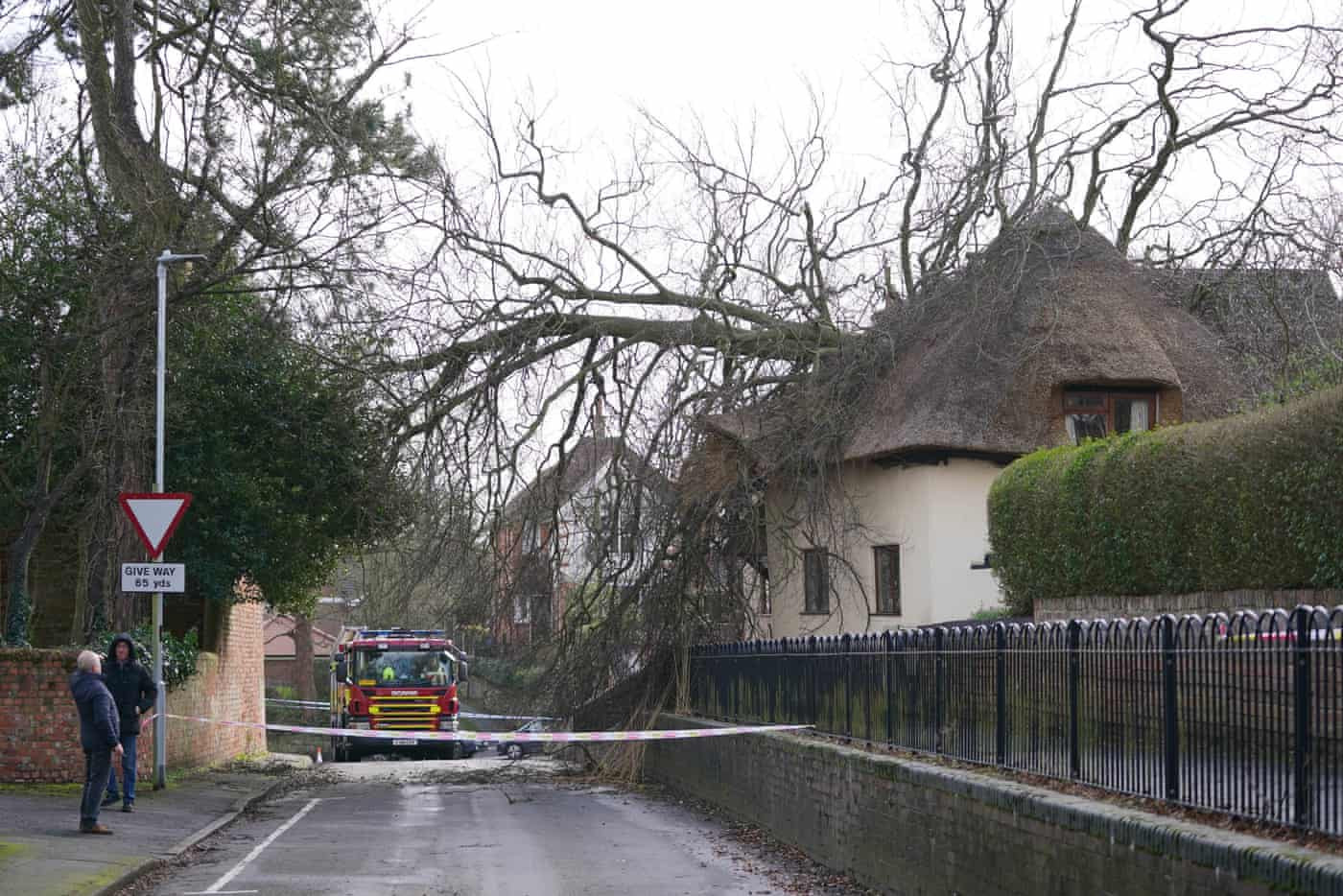 Một cái cây đổ vào ngôi nhà tranh ở hạt Leicestershire do gió lớn từ cơn bão Franklin. Ảnh: The Guardian.