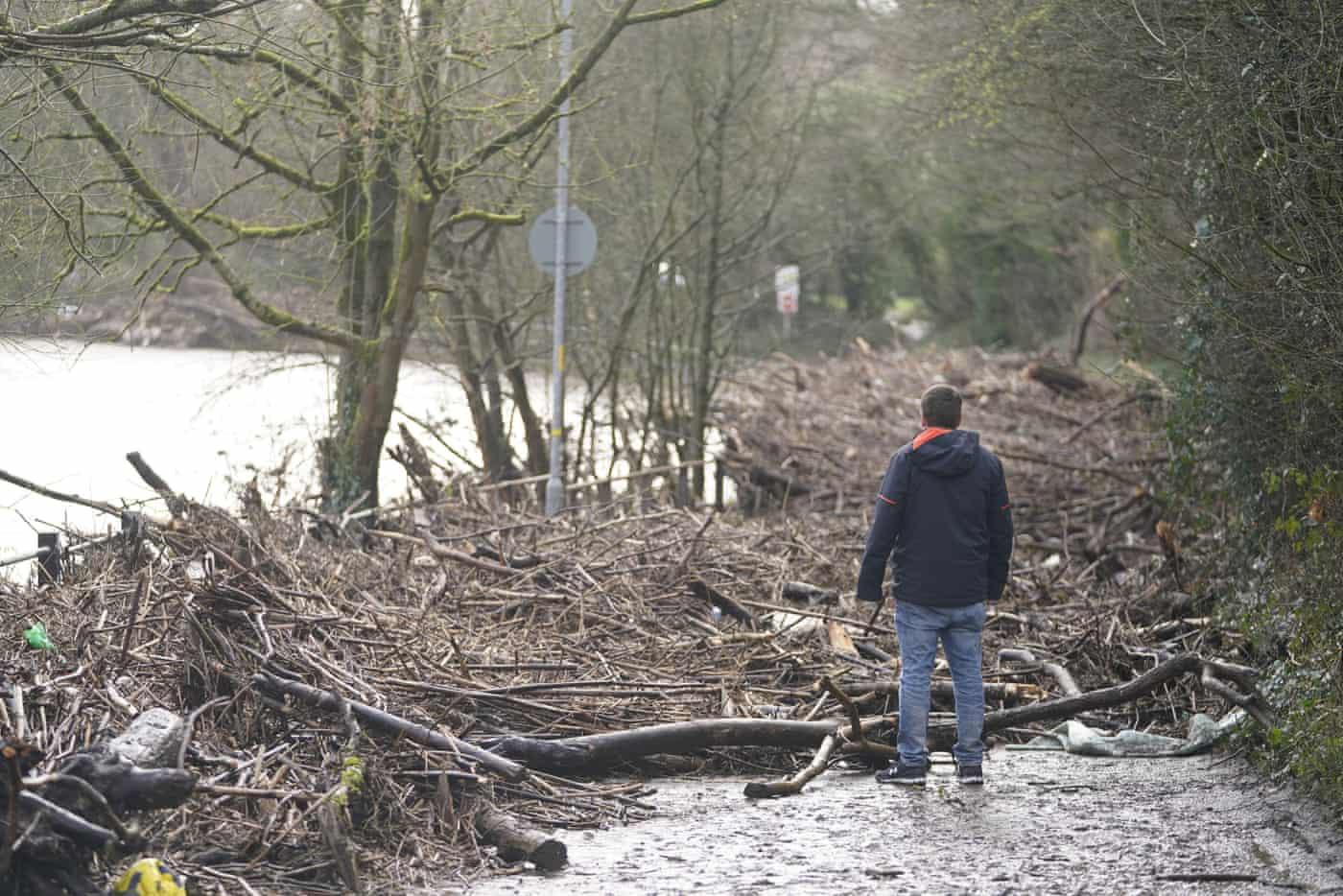 Tàn dư còn sót lại khi nước lũ rút khỏi sông Mersey gần khu vực Didsbury, Manchester sau khi cơn bão Franklin quét qua trong đêm. Ảnh: The Guardian.