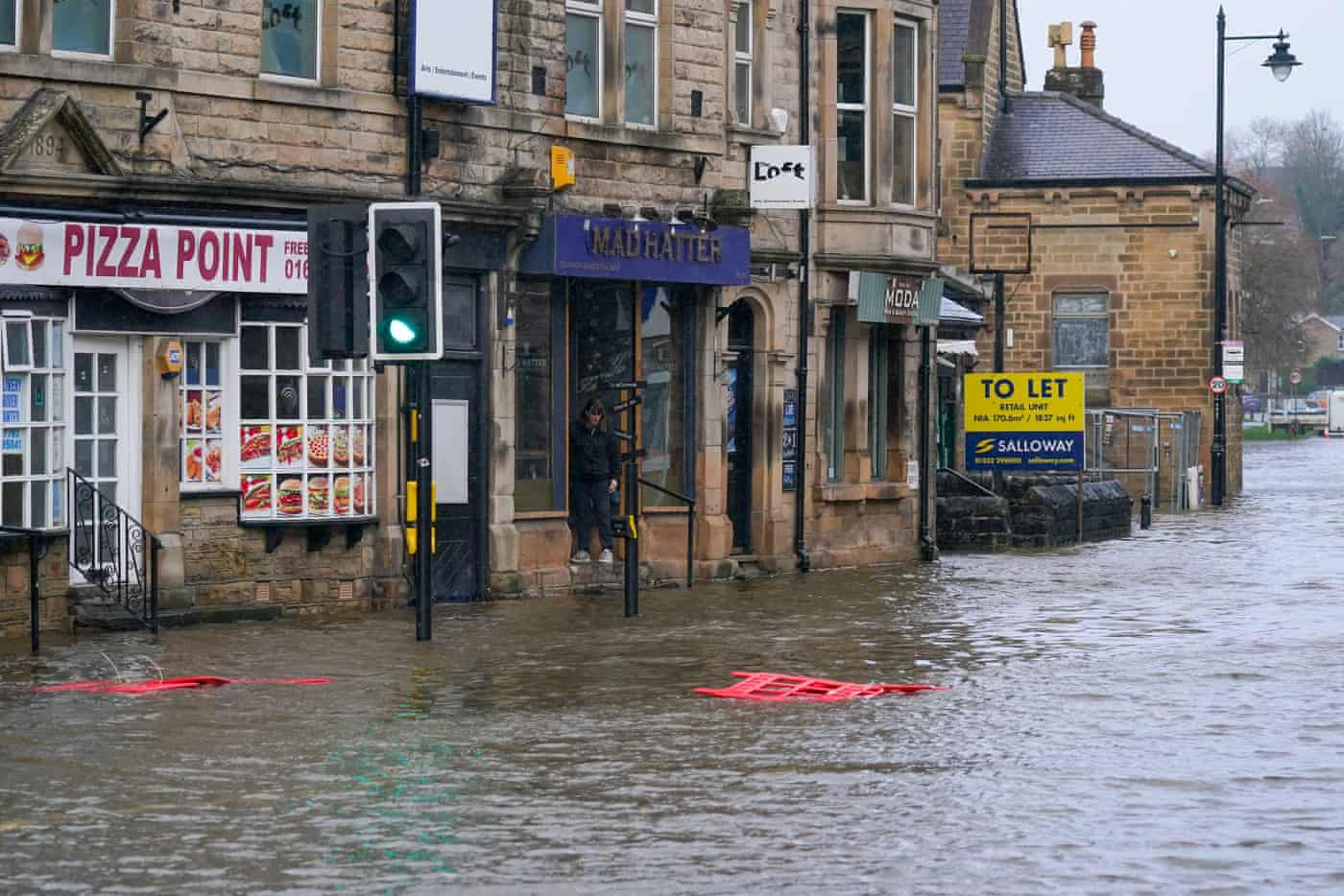 Con đường Bakewell ngập lụt ở hạt Derbyshire, thị trấn Matlock sau cơn bão Franklin. Ảnh: The Guardian.