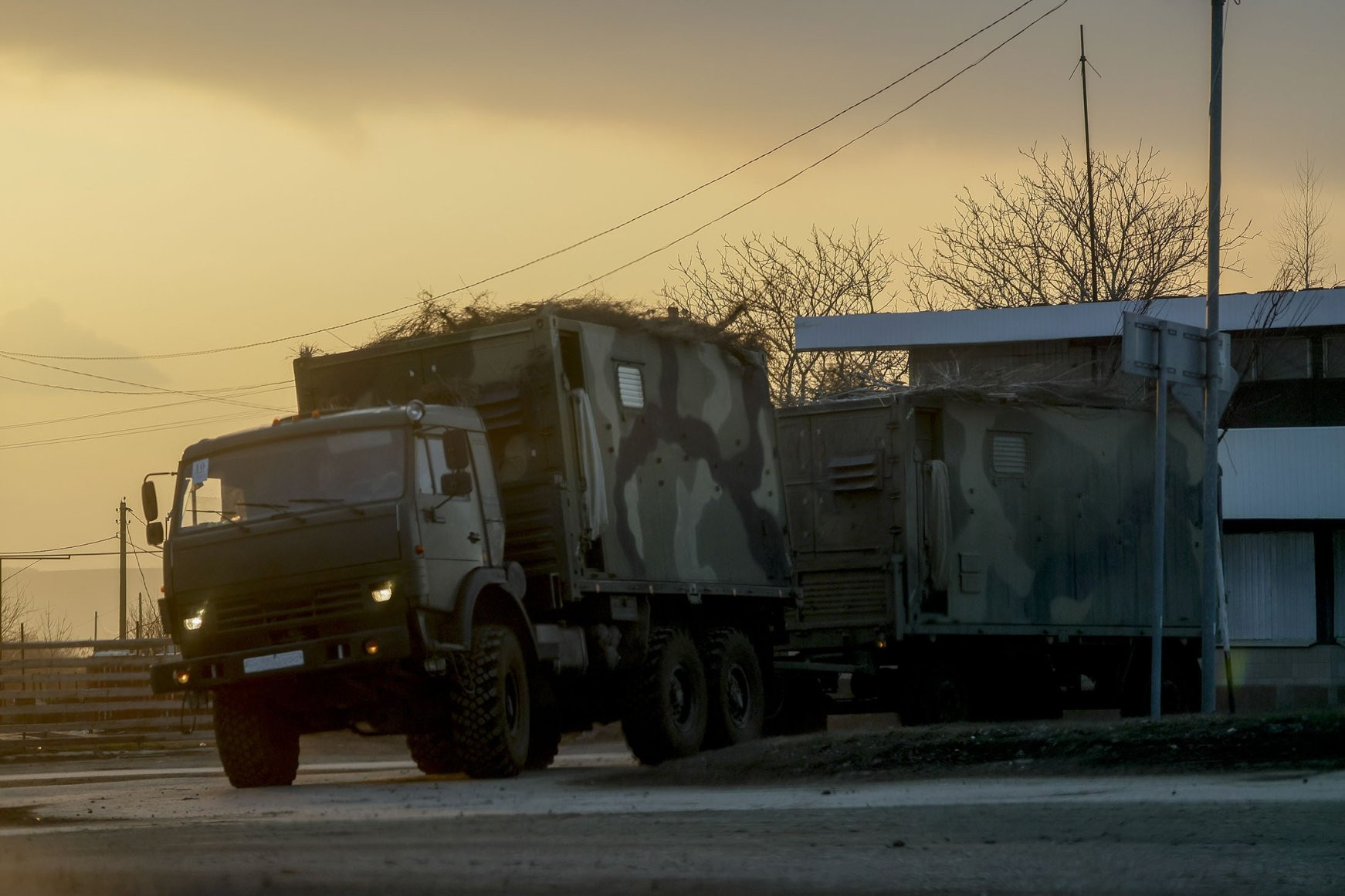 Những chiếc xe quân sự chuyên dụng được Nga cử sang biên giới Ukraine. Ảnh: Daily Sabah.