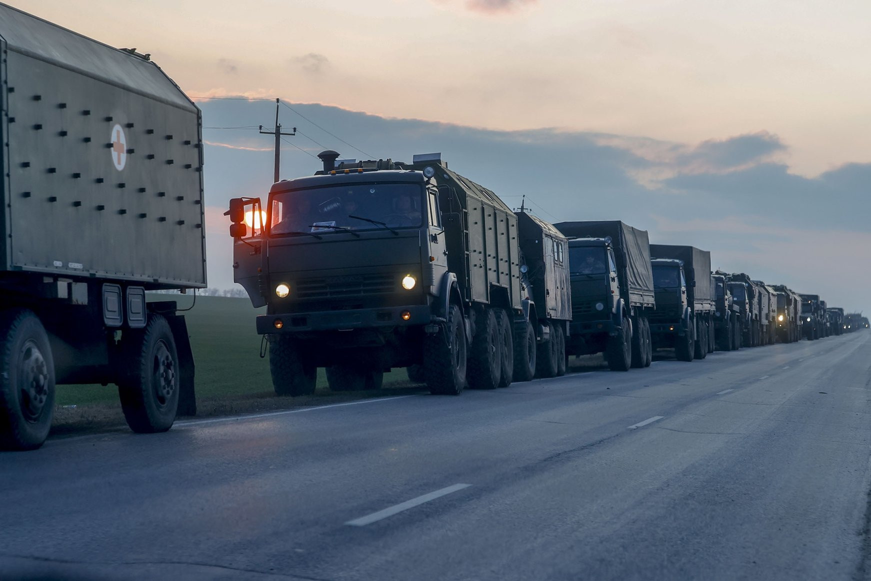 Đoàn xe quân sự của Nga đang tiến về biên giới vào vùng Donbass, miền đông Ukraine, ở thành phố biên giới Rostov của Nga. Ảnh: Daily Sabah.