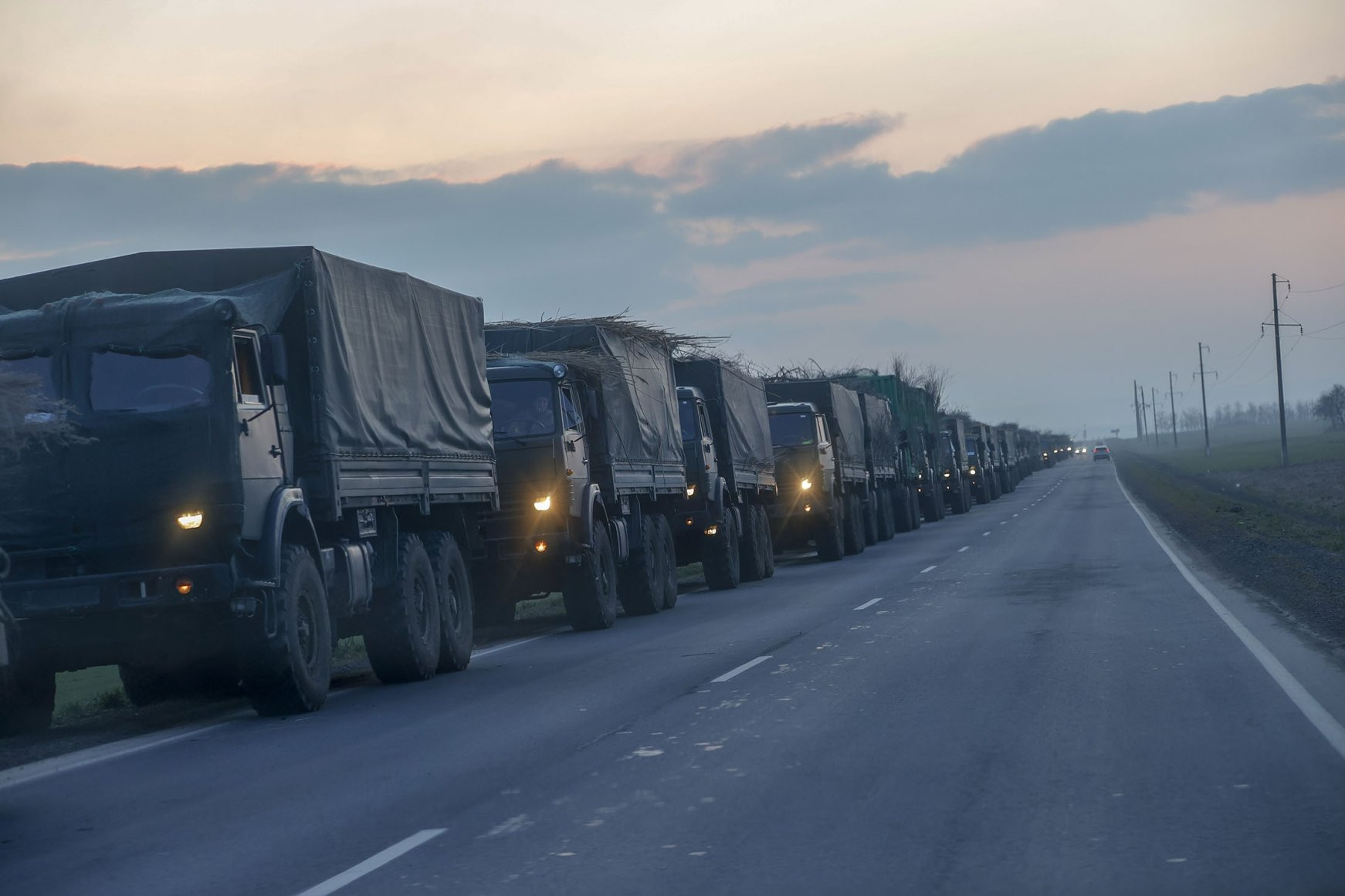 Đoàn xe quân sự của Nga đang tiến về biên giới vào vùng Donbass, miền đông Ukraine, ở thành phố biên giới Rostov của Nga. Ảnh: Daily Sabah.