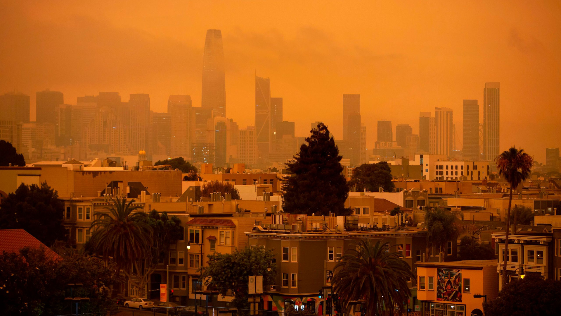 Đường chân trời ở San Francisco mờ ảo được nhìn thấy từ Công viên Dolores vào tháng 9/2020 khi hơn 300.000 mẫu Anh rừng bị đốt cháy khắp tiểu bang California, Mỹ. Ảnh: CNN.