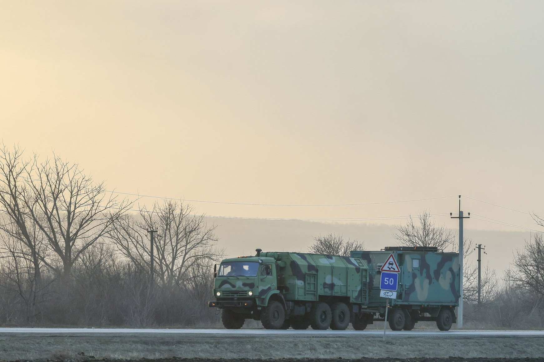 Những chiếc xe quân sự chuyên dụng được Nga cử sang biên giới Ukraine. Ảnh: Daily Sabah.