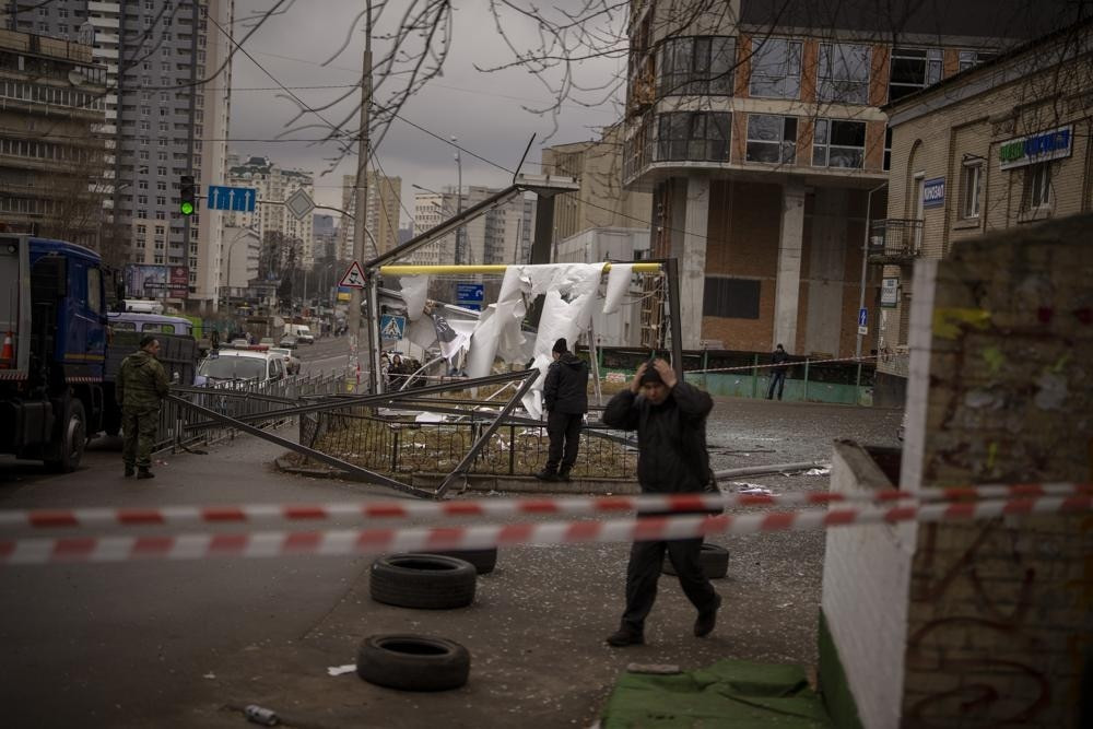 Cảnh sát kiểm tra một khu vực sau cuộc tấn công của Nga ở thủ đô Kiev, Ukraine. Ảnh: AP.