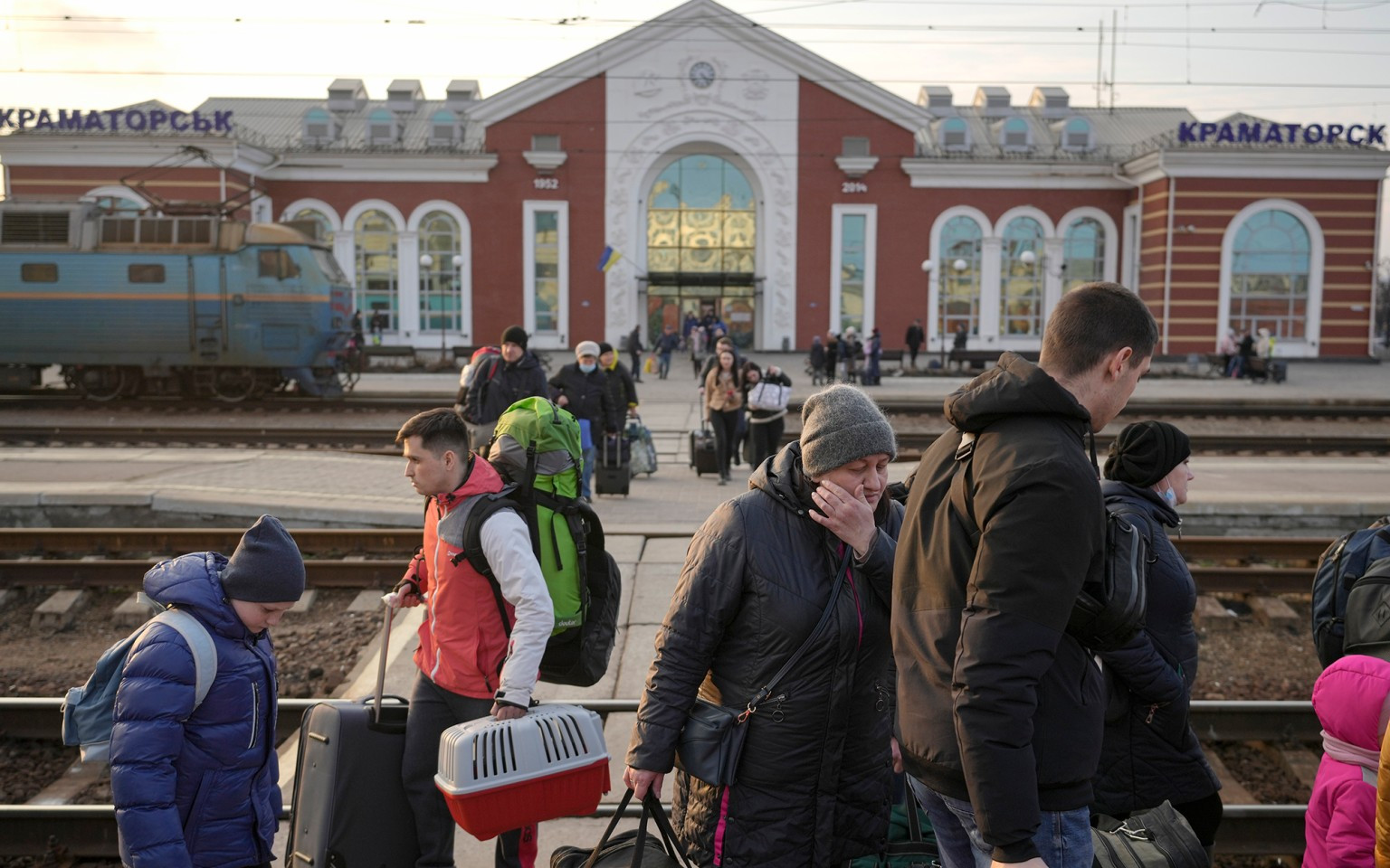 Người dân ra sân ga ở Kramatorsk để chạy trốn khỏi thành phố này. Ảnh: NYP.